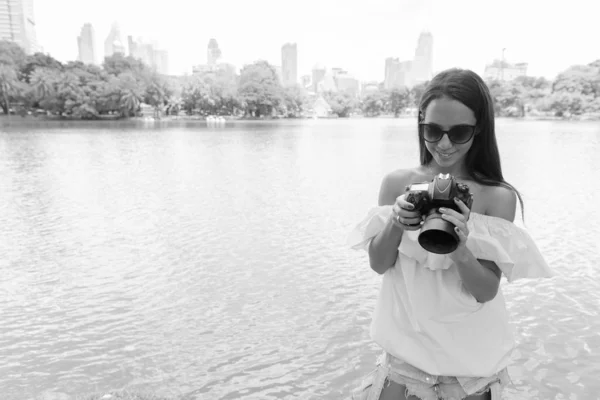 Giovane bella donna turistica che esplora la città di Bangkok — Foto Stock