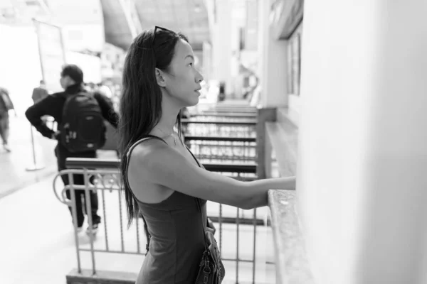 Jeune belle touriste explorant la ville de Bangkok — Photo