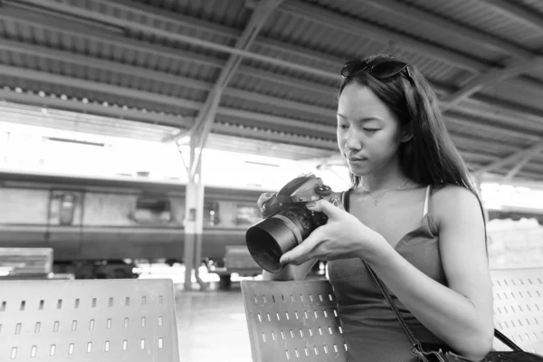 Νεαρή όμορφη τουριστική γυναίκα εξερεύνηση της πόλης της Μπανγκόκ — Φωτογραφία Αρχείου