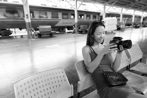Genç ve güzel bir turist kadın Bangkok 'u keşfediyor. — Stok fotoğraf