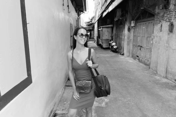 Mladá krásná turistka objevující město Bangkok — Stock fotografie