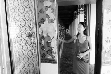 Genç ve güzel bir turist kadın Bangkok 'u keşfediyor.