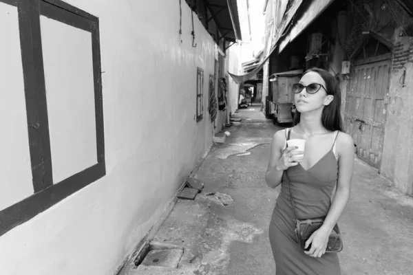 Young beautiful tourist woman exploring the city of Bangkok — Stock Photo, Image