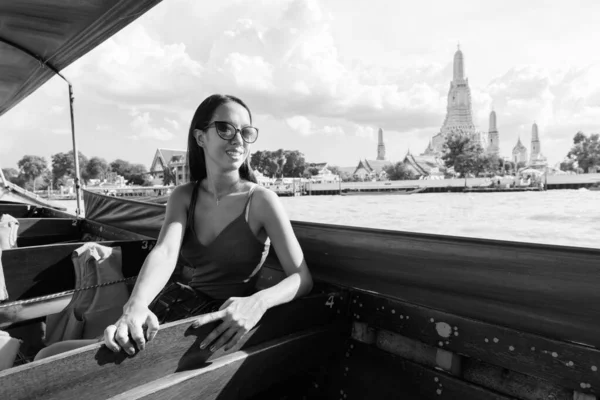 Giovane bella donna turistica che esplora la città di Bangkok — Foto Stock