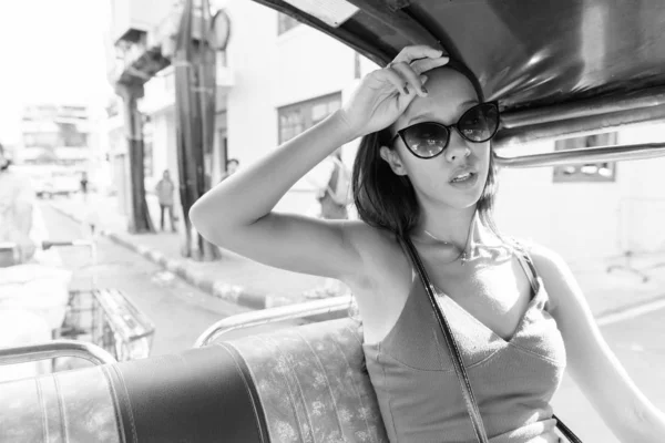 Joven hermosa turista explorando la ciudad de Bangkok —  Fotos de Stock