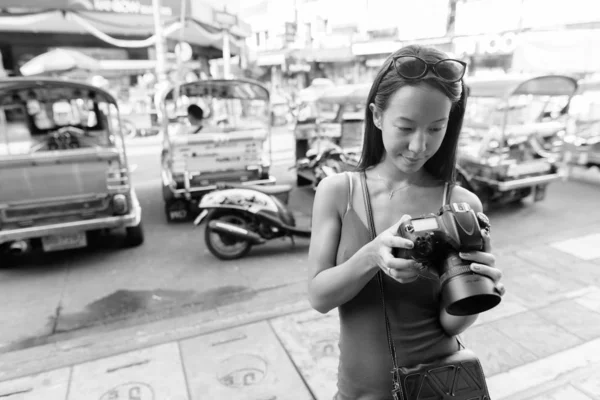 Junge schöne touristin erkundet die stadt bangkok — Stockfoto