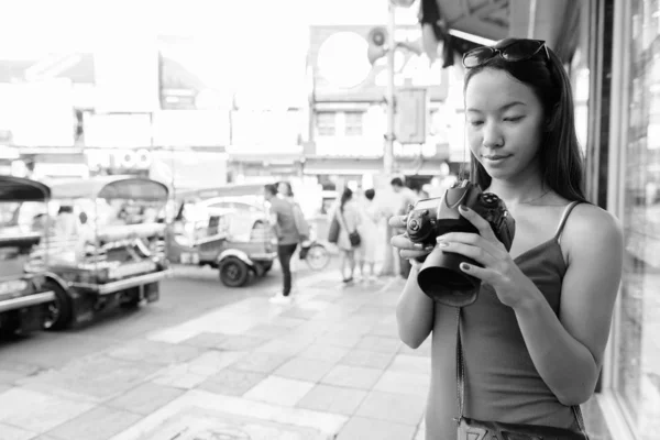 Joven hermosa turista explorando la ciudad de Bangkok — Foto de Stock