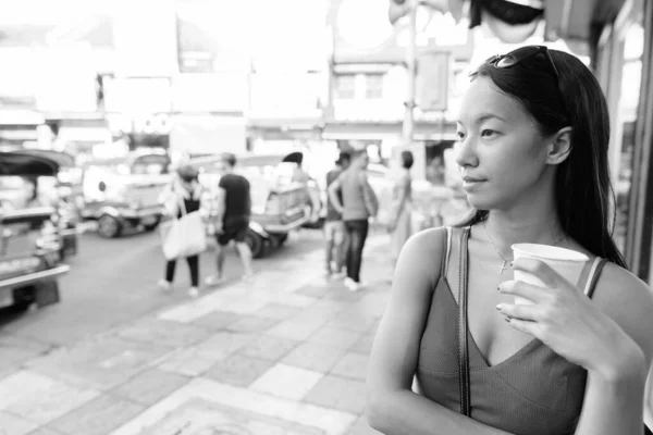 Νεαρή όμορφη τουριστική γυναίκα εξερεύνηση της πόλης της Μπανγκόκ — Φωτογραφία Αρχείου