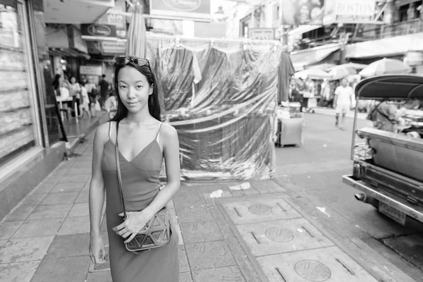 Молодая красивая туристка, исследующая город Бангкок — стоковое фото