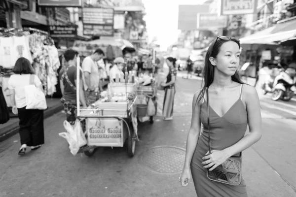 Giovane bella donna turistica che esplora la città di Bangkok — Foto Stock