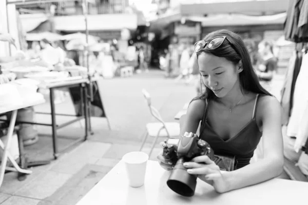 Joven hermosa turista explorando la ciudad de Bangkok — Foto de Stock