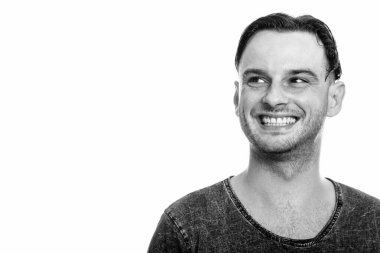 Stüdyo çekim mutlu gencin düşünme sırasında gülümseyen