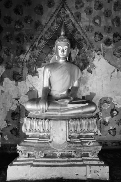 Statue de Bouddha d'or à Wat Arun à Bangkok, Thaïlande — Photo