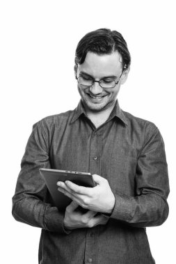 Resmi genç mutlu adam dijital tablet kullanırken gülümseyen fotoğrafını stüdyo