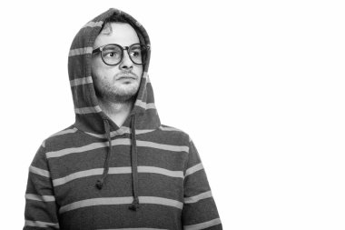 Düşünürken kapüşonlu genç adam stüdyo çekim