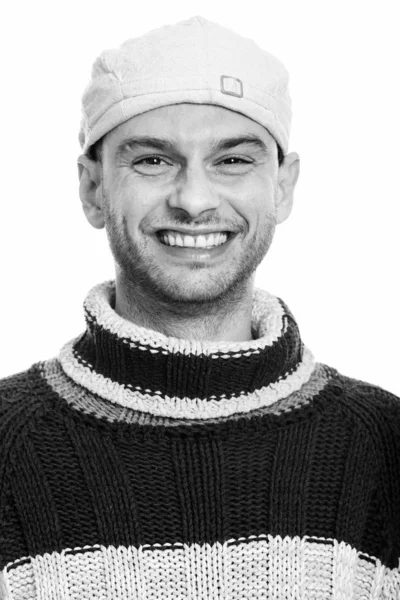 Ansikte av unga lycklig man ler iklädd hatt — Stockfoto