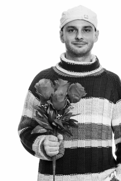 Plan studio d'un jeune homme tenant des roses rouges — Photo