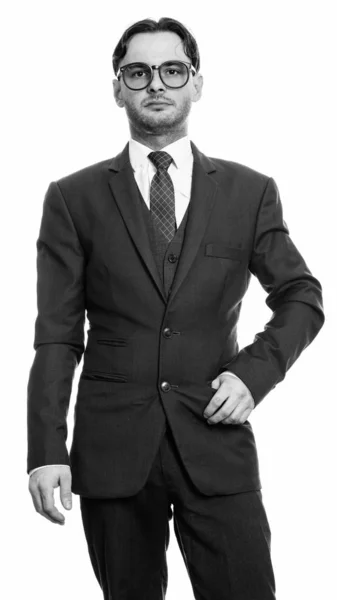 Studioaufnahme eines jungen Geschäftsmannes mit Brille in Schwarz-Weiß — Stockfoto