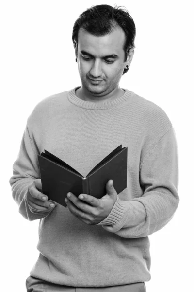 Estúdio tiro de homem persa livro de leitura — Fotografia de Stock