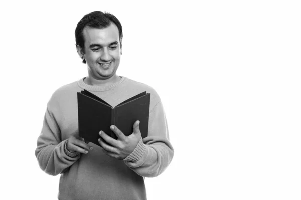 Stüdyo çekim mutlu Farsça adam gülümsüyor ve kitap okuma — Stok fotoğraf