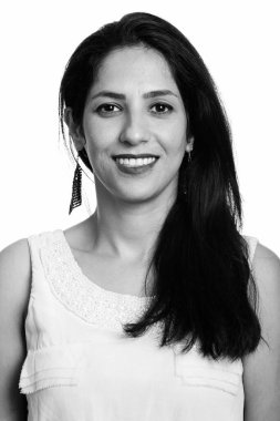 Siyah beyaz gülümseyen mutlu İranlı kadının yüzü