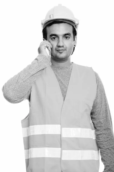 Estúdio tiro de homem persa trabalhador da construção falando no telefone móvel — Fotografia de Stock