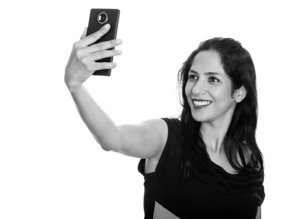 携帯電話で selfie 写真を撮るニコニコ幸せなペルシャ女のスタジオ撮影 — ストック写真