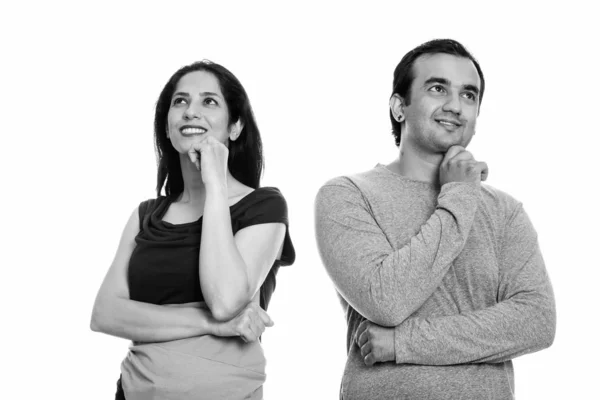 Estúdio tiro de feliz casal persa sorrindo e pensando juntos — Fotografia de Stock