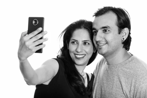 Boldog perzsa pár telefonos selfie együtt — Stock Fotó