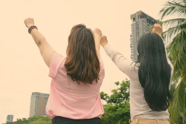 아시아의 성숙 한두 여자 가 공원에서 함께 휴식을 취하고 있다 — 스톡 사진