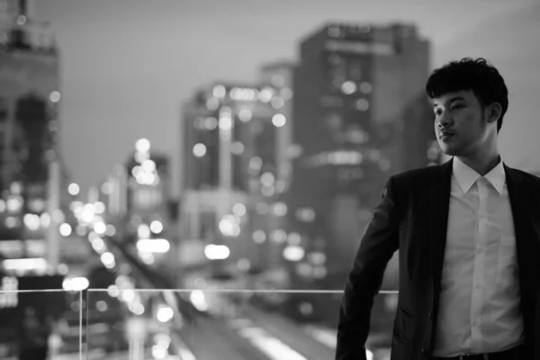 Portret Młodego Azjatyckiego Biznesmena Widokiem Miasto Nocy Czerni Bieli — Zdjęcie stockowe