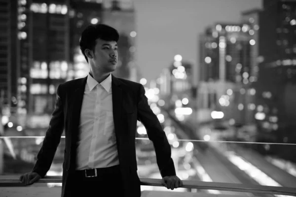 Portrait Jeune Homme Affaires Asiatique Contre Vue Sur Ville Nuit — Photo