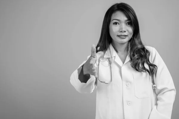 Estudio Mujer Asiática Médico Sobre Fondo Gris Blanco Negro — Foto de Stock