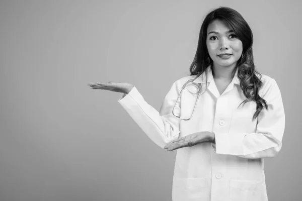 Estudio Mujer Asiática Médico Sobre Fondo Gris Blanco Negro — Foto de Stock