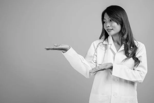 Estudio Mujer Asiática Médico Sobre Fondo Gris Blanco Negro — Foto de Stock