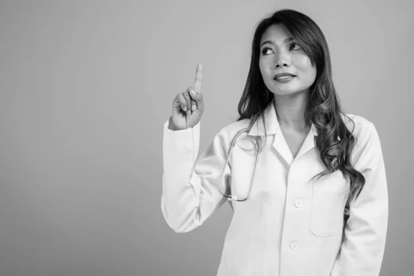 Estudio Mujer Asiática Médico Sobre Fondo Gris Blanco Negro — Foto de Stock