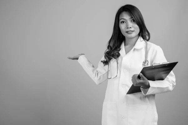 Estudio Mujer Asiática Médico Sobre Fondo Gris Blanco Negro — Foto de Stock