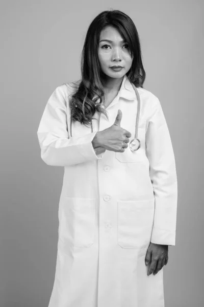 Estúdio Tiro Mulher Asiática Médico Contra Fundo Cinza Preto Branco — Fotografia de Stock