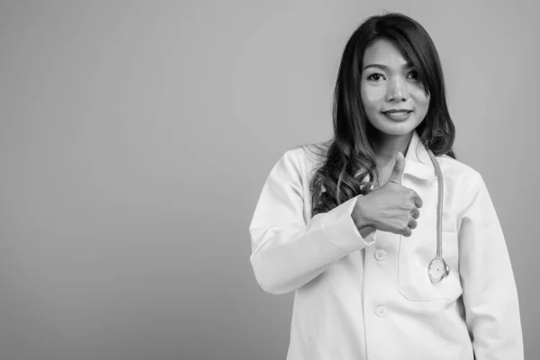 Estudio Mujer Asiática Médico Sobre Fondo Gris Blanco Negro — Foto de Stock