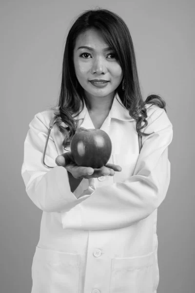 Estudio Mujer Asiática Médico Sobre Fondo Gris Blanco Negro — Foto de Stock