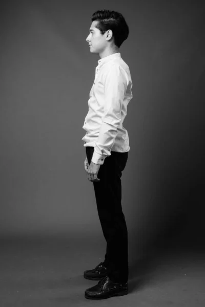 黑白背景灰蒙蒙的年轻多民族英俊商人演播室照片 — 图库照片