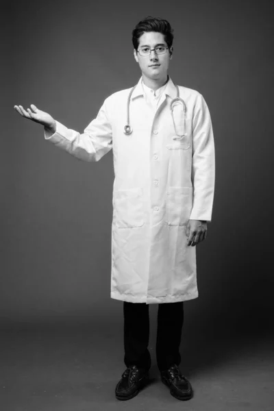 Студійний Знімок Молодого Багатоетнічного Красивого Чоловіка Лікаря Окулярами Сірому Фоні — стокове фото