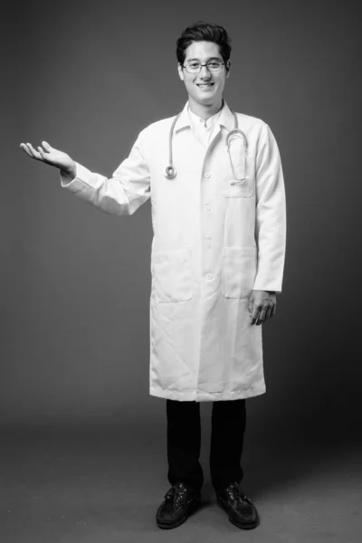 Студійний Знімок Молодого Багатоетнічного Красивого Чоловіка Лікаря Окулярами Сірому Фоні — стокове фото