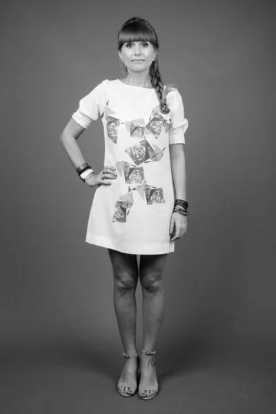 Студійний Знімок Молодої Красивої Жінки Сірому Фоні Чорно Білому — стокове фото