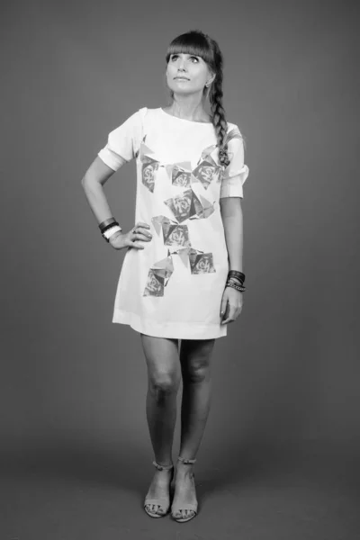 黑白背景灰蒙蒙的年轻漂亮女子演播室照片 — 图库照片