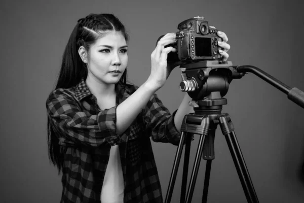 Studio Shot Young Beautiful Asian Hipster Woman Gray Background Black — 스톡 사진