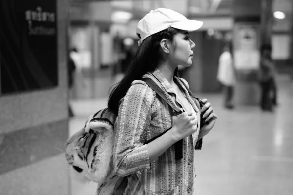 Retrato Jovem Bela Mulher Turística Asiática Explorando Cidade Preto Branco — Fotografia de Stock