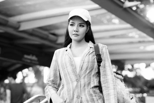 Retrato Una Joven Hermosa Turista Asiática Explorando Ciudad Blanco Negro — Foto de Stock