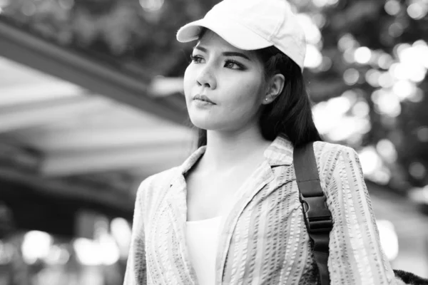 Retrato Una Joven Hermosa Turista Asiática Explorando Ciudad Blanco Negro —  Fotos de Stock