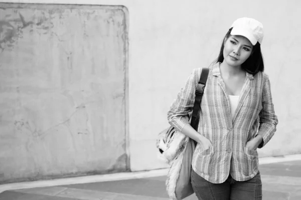 黒と白で街を探索若い美しいアジアの観光客の女性の肖像 — ストック写真